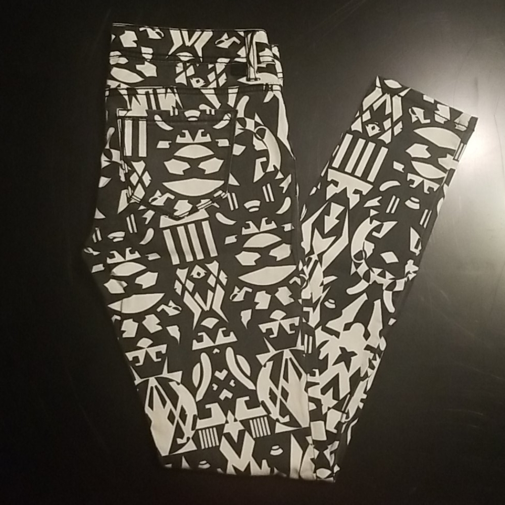 ☯️Almost Famous blk/wht stretchy skinny jeans